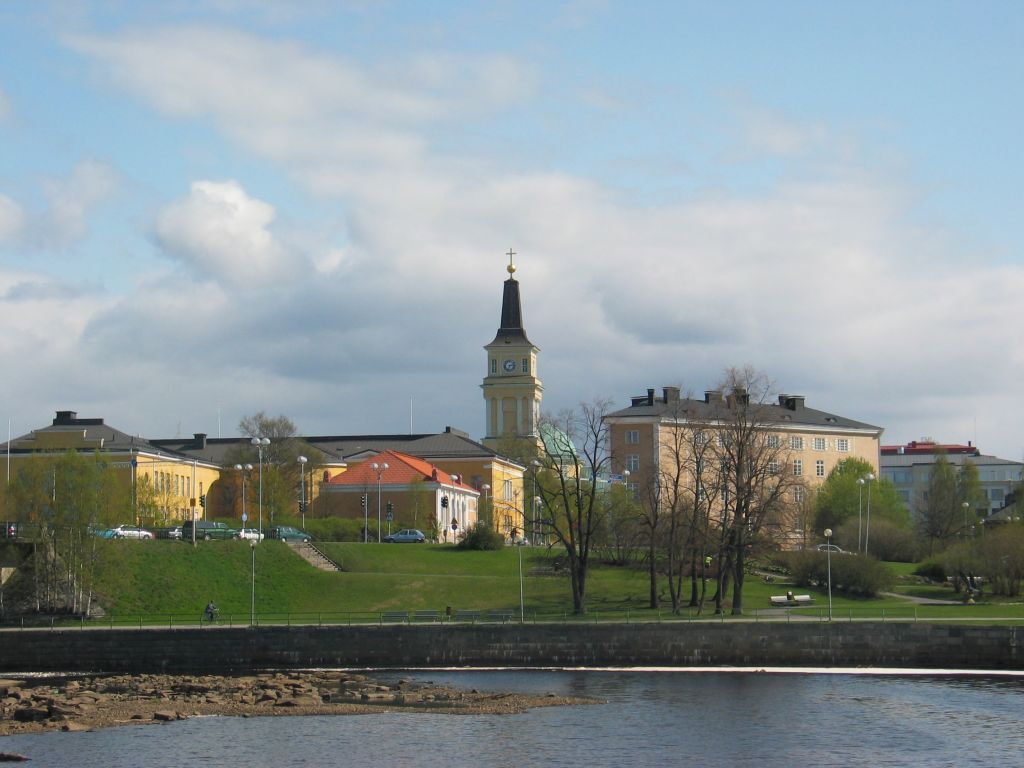 Oulun tuomiokirkko kohoaa keskellä kaupunkia