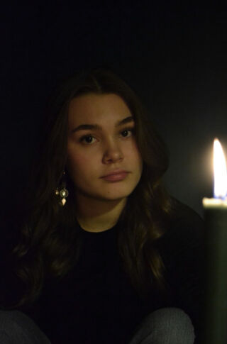 Kuva: Káren Maria Näkkäläjärvi on uuden saamenkielisen joululaulun Čuovgga urbin laulusolisti. Kuvaaja Karoliina Juhola.