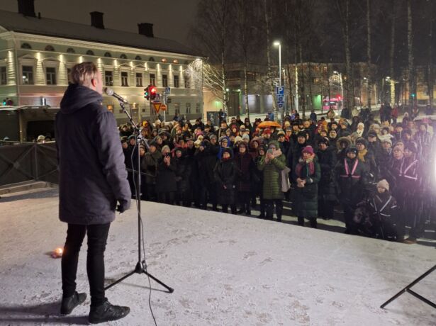 Hoosianna-juhla Oulun tuomiokirkon portailla käynnistää joulunodotuksen