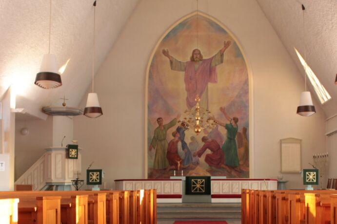 Piispa Jukka Keskitalo seurueineen tarkastaa Pellon seurakunnan