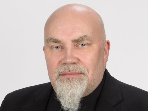 Piispa Jukka Keskitalo tarkastaa Tuiran seurakunnan ja asettaa kirkkoherran virkaansa