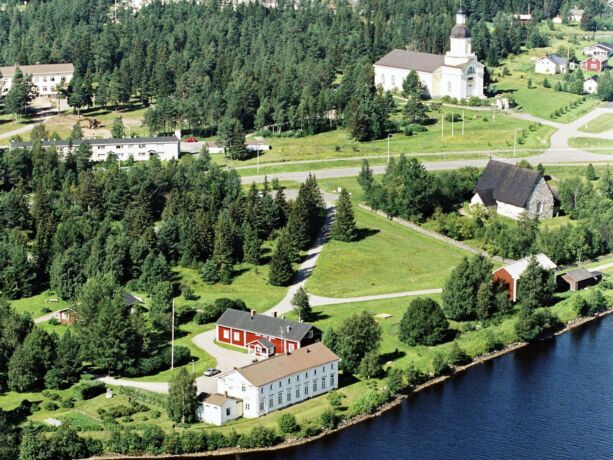 Piispa Jukka Keskitalo seurueineen tarkastaa Keminmaan seurakunnan