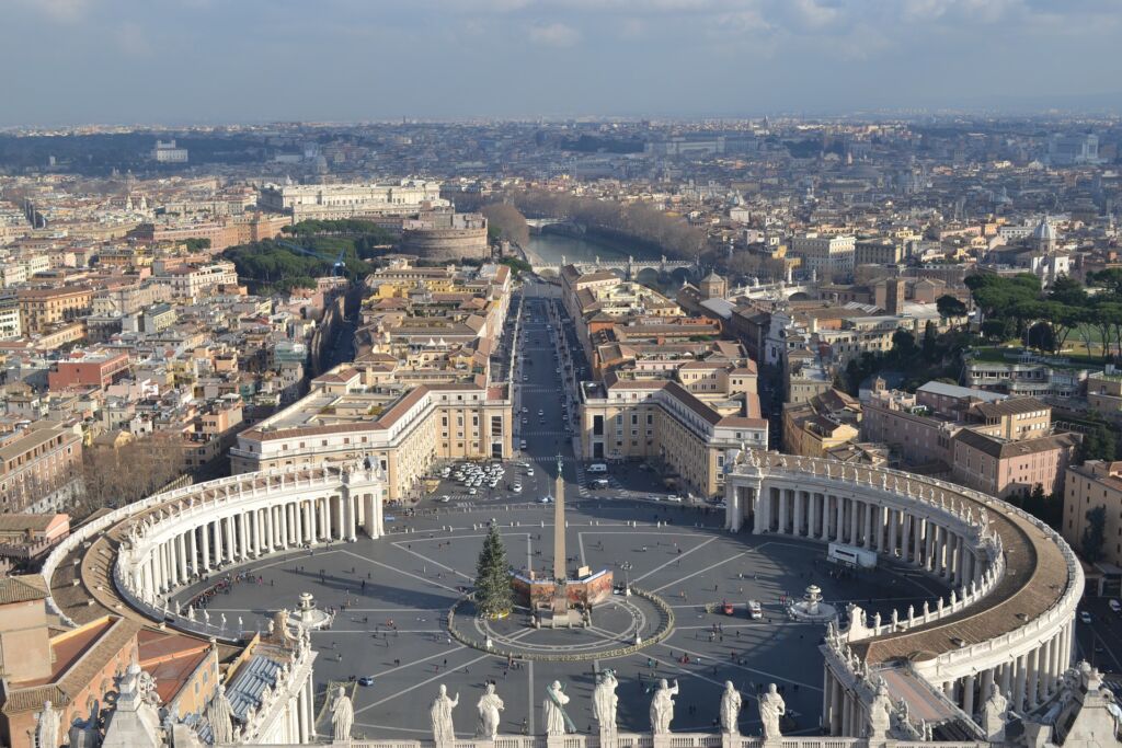 Pietarinkirkko (Basilica di San Pietro in Vaticano) on Vatikaanivaltiossa Rooman sisällä sijaitseva katolisen kirkon pääkirkko